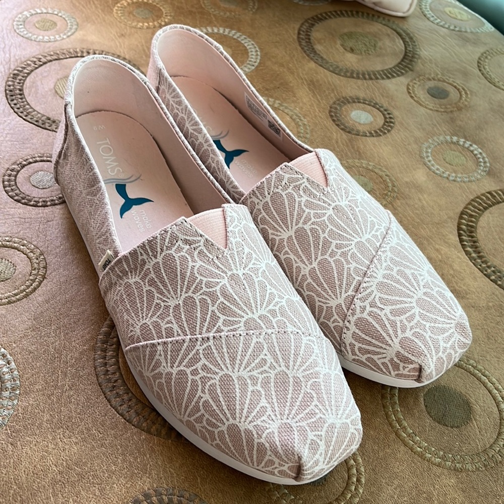 TOMS Alpargata Peony Foil Seashell Print Size 9